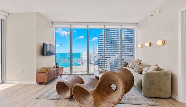 Remodeled 2B/2B Water View Free Parking Pool&Spa