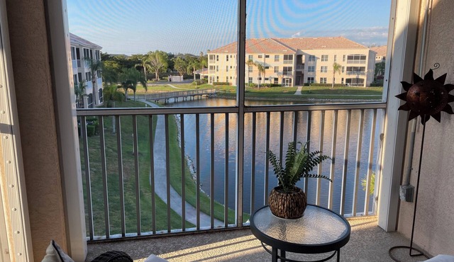 Remodeled condo, quiet, gated golf community, Ft Myers