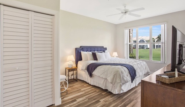 Renewed 2-bedroom condo in Lexington C. C., Fort Myers, with Golf included!