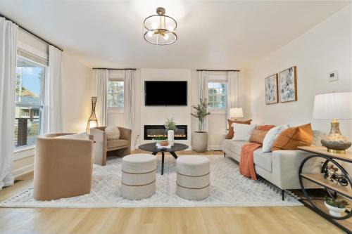 Renovated & Spacious 2BR Downtown Retreat 2 Minutes to FUSE District Pet Friendly Free Parking in Gastonia