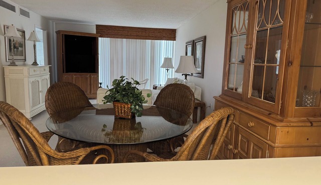 Rent yearly, 2 bedroom condo in Cape Coral . On canal and river Walk to park.