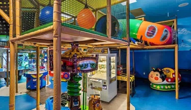 Resort and Lazy River Arcade 15MI to Disney