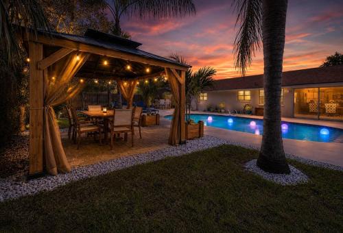 Resort Pool Home Near Disney Sleeps 10