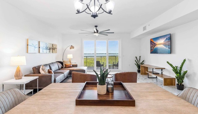 RIVER FLY IN: Coastal Penthouse, Panoramic Views in Merritt Island