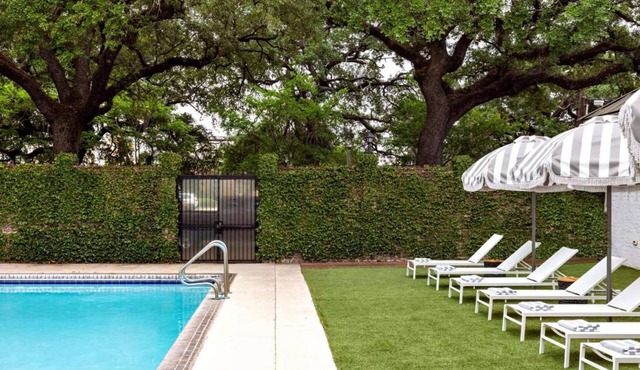 River Street Steps Away | Dining. Free Bikes. Pool