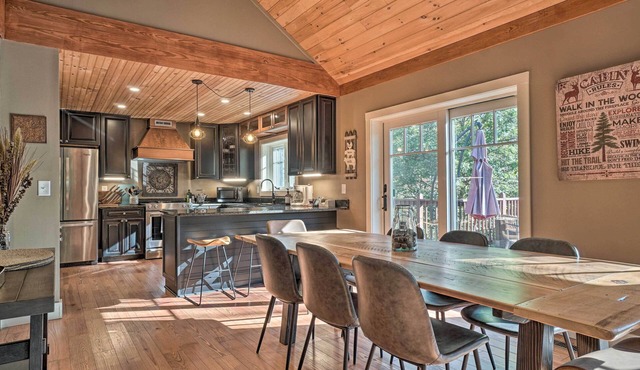Riverfront Tallulah Falls Cabin w/Hot Tub!