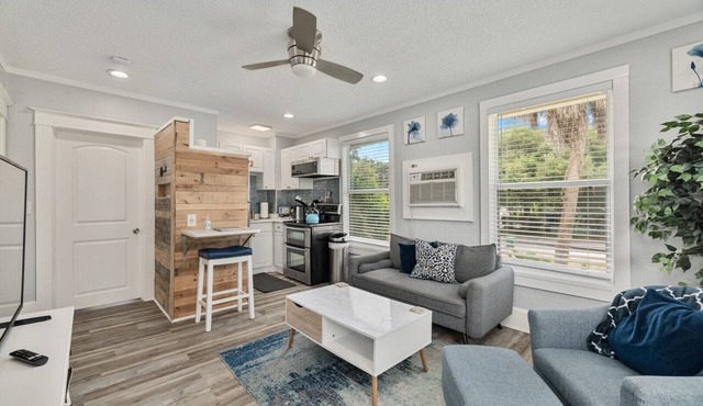 Riverview Blue: Downtown Melbourne Apartment