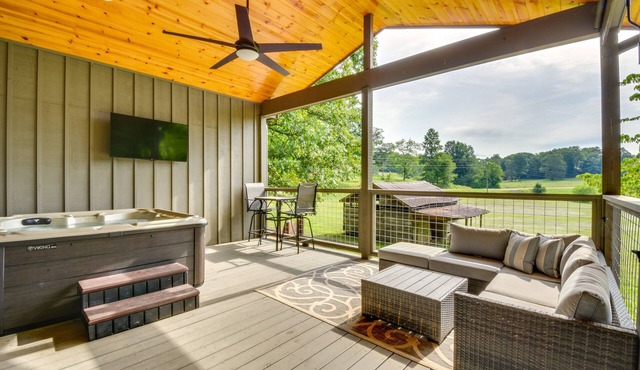 Romantic Couples Cottage, Large Covered Deck with Hot Tub, TV, Couches, Firepit