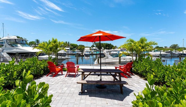 Room 127 - Waterfront, Heated Pool, Huge TV, Tiki Bar & Grill