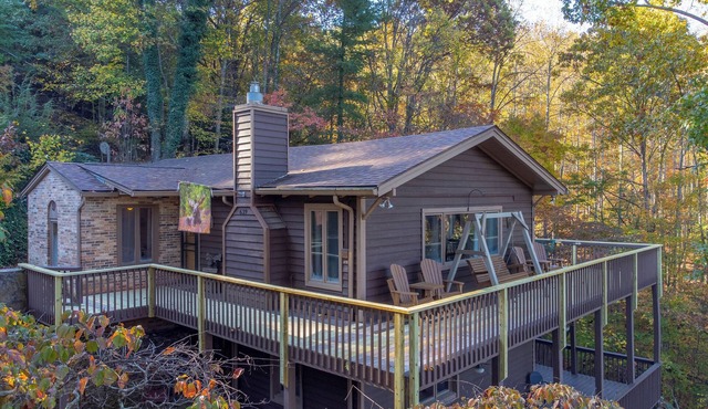 Ruby Retreat – Mountain Views, 2 Decks, Fire Pit, Creek, Fast WiFi, Generator in Franklin