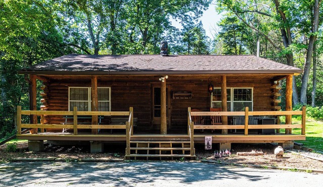 Rustic Log Cabin Nature Getaway Access to indoor Pool/Hot Tub for fee Pet/420 Ok