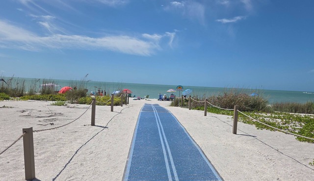 Sand and Sun 3 miles to FMB and 5 miles to Sanibel