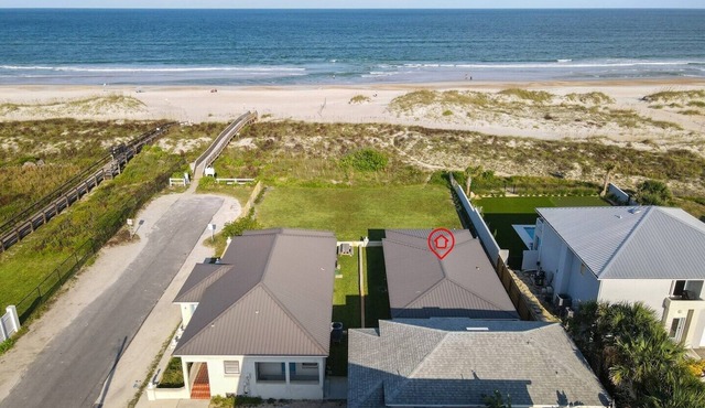 Sandpiper: Updated 2 bedroom oceanfront cottage with vintage feel. Parking and in St Augustine