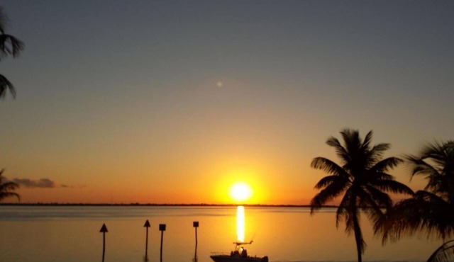SAVE BIG $ JULY/AUG. WATERFRONT 4 BIKES & 2-2 PERSON KAYAKS. KING & QUEEN BEDS