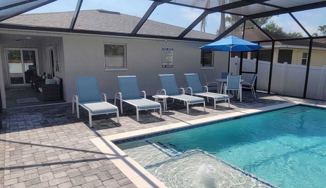 -Sea Coast Living At it's BEST, Heated pool, near beaches, shops, restaurants