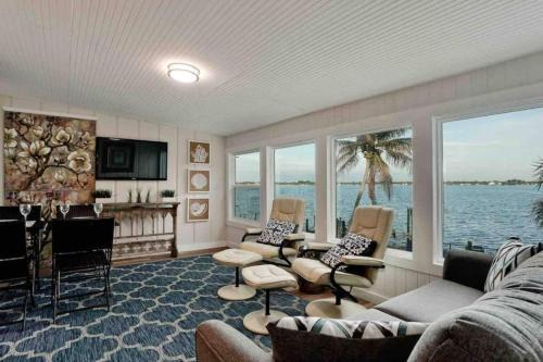 "Seaglass" Dazzles with Exceptional Bay Views&Pool
