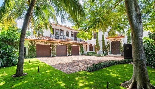 Seaside Serenity: Your Ideal Palm Beach Waterfront Rental Escape