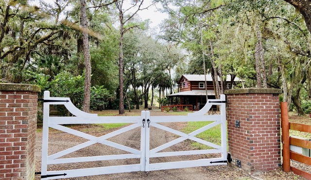 Sebring Florida Best Kept Secret "Cracker Hammock Log Cabin"
