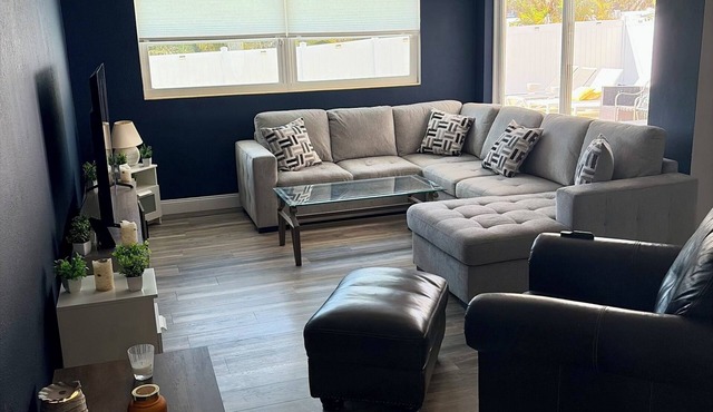 Serene 3-bedroom house with AC and saltwater pool in charming Clearwater.