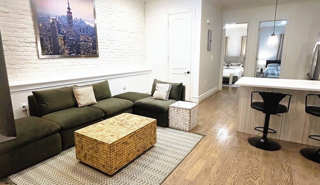 Serene Sunny Spacious 3-bedroom apartment with – Near Subway, Shops & Dining