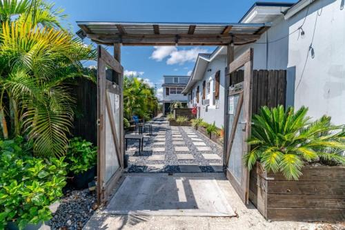 Shared Deck Pet Friendly Garden Courtyard