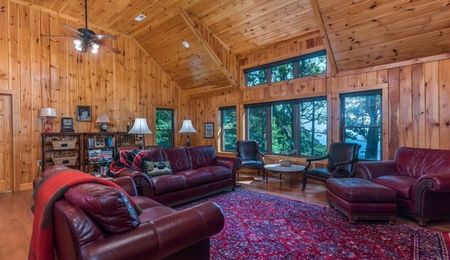 Skyview | Mountaintop Cabin with Grand Views | TIEC access.