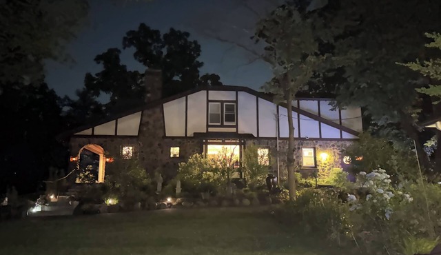 Sleeps 10+ Beautiful stone house on 2 acres near MetLife Stadium and NYC