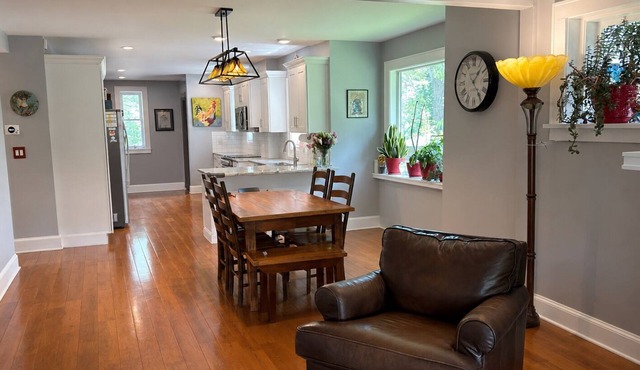 Sleeps 10+ Beautiful stone house on 2 acres near MetLife Stadium and NYC