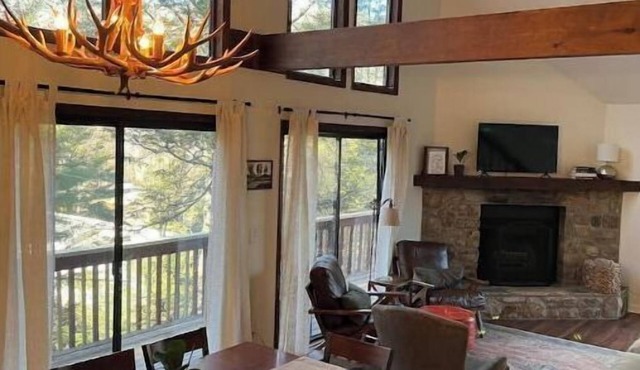 Sleeps 11, Hot Tub, Pool, Winery, River Access, between Boone and Banner Elk