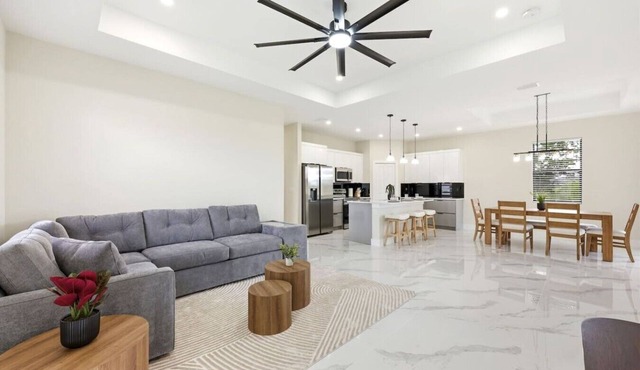 Sleeps 11 people! 3 Bedroom/3 Bath, Great location