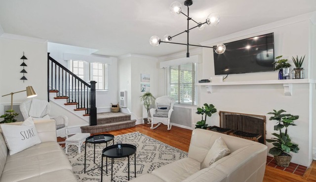 Sleeps 15, Designer Beach House w/Yard + Porch, Steps to Beach + Parking
