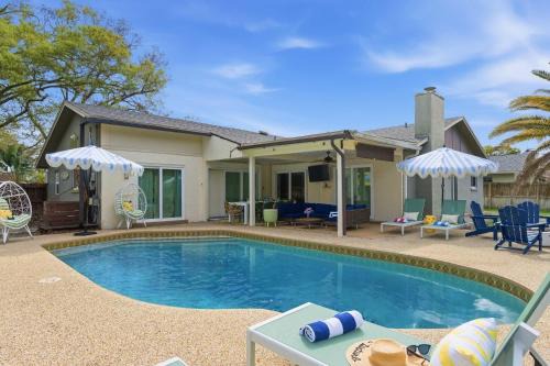 Sleeps 16 Heated Pool Villa Just 8Mi from Clearwater Beach