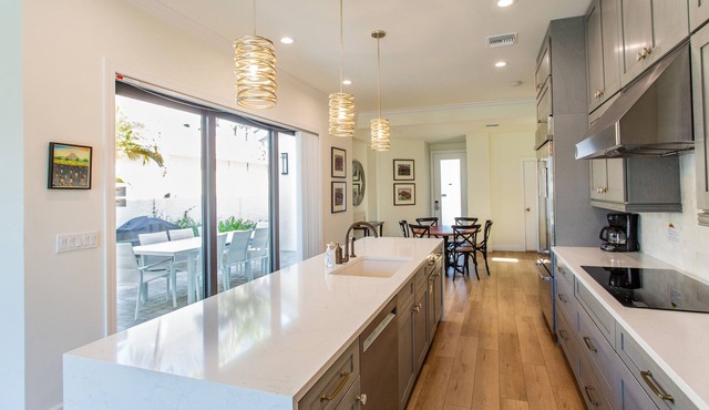 Sorrento Luxury Vacation Home: Expansive 5-Bedroom, 4.5-Bath Retreat with Private Pool, Hot Tub, and Pet-Friendly Accommodations – Just a Short Walk from Stunning Vanderbilt Beach
