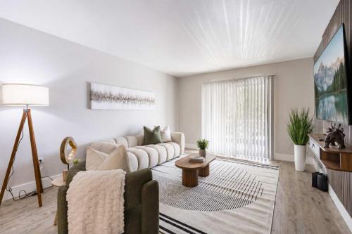 South Tampa Resort Retreat Pool Gym & Walkable Location