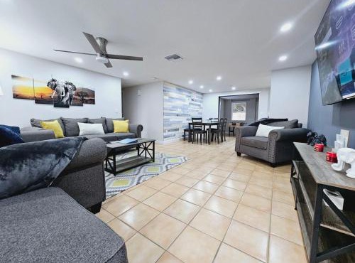 Spacious 3BR house, Fenced Yard, 16 mins to Siesta Key Beach