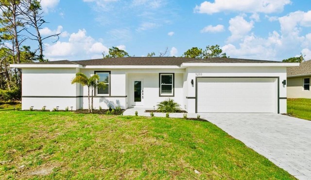Spacious 4-bedroom house in serene Port Charlotte with AC