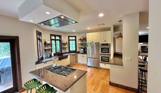 Spacious 4-bedroom house in charming Warwick with AC, WiFi