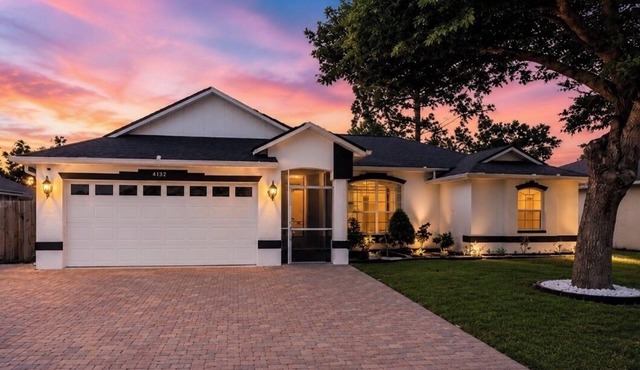 Spacious 4BR fenced yard 20 min to Siesta Key
