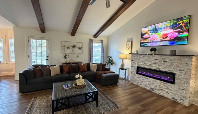 Spacious 5-bedroom house in awesome Lawrenceville with AC