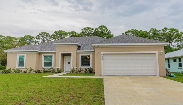 Spacious 5-bedroom house in enchanting Port St. Lucie with WiFi, AC