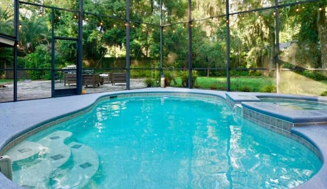 Spacious 5-bedroom house with backyard in charming Jacksonville, 8 min to beach