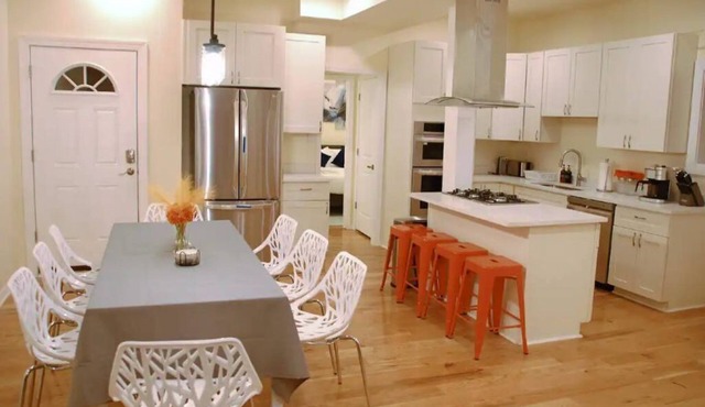 Spacious 5BR/5BA Group Stay w/Game Room + Parking, Sleeps 12, Central Location