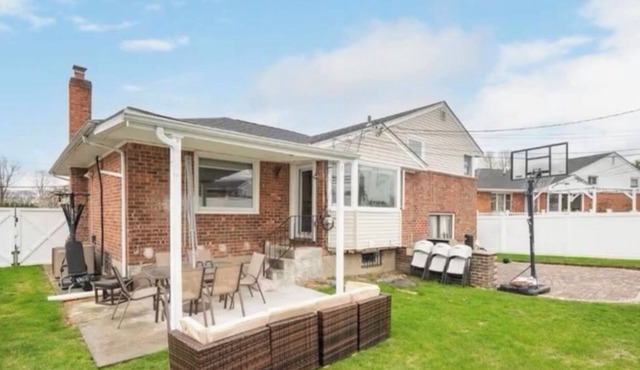 Spacious 5BR Home Private Backyard Basket Ball Hoop Near NY& Long Island Beaches
