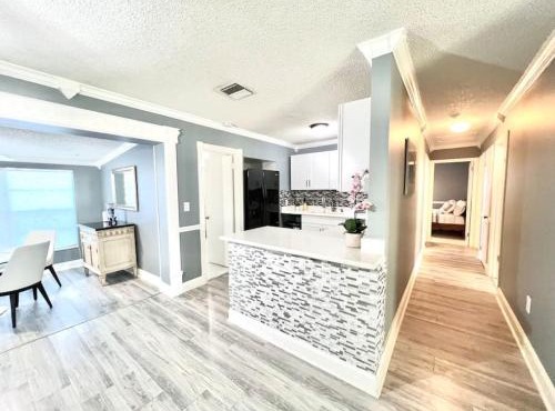Spacious and Luxurious Villa - Large Fenced Backyard
