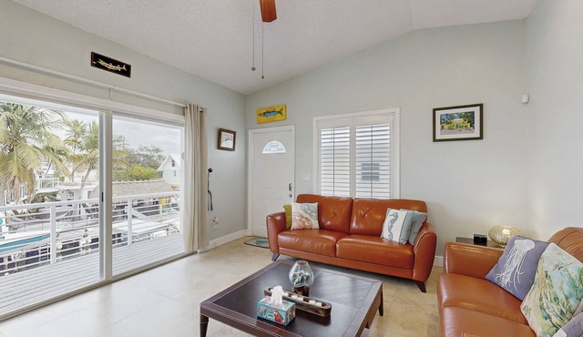 Spacious canal-front home with balcony - monthly rental