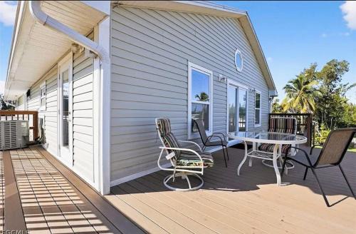 Spacious coastal Getaway in Cape Coral