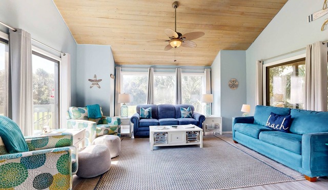 Spacious cottage with lagoon and golf course views - dog-friendly