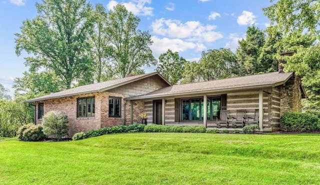 Spacious country home with firepit, patio, foosball, amazing views, & W/D