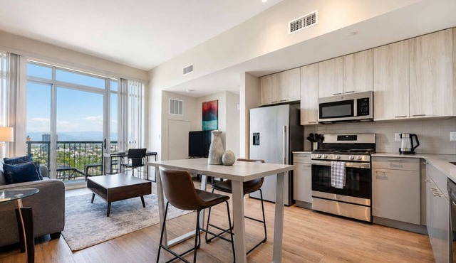 Spacious Harbor Apt with Balcony, Gym and Pool