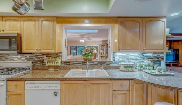 Spacious Home in Sugarmill Golf Country Club w 2 car Garage